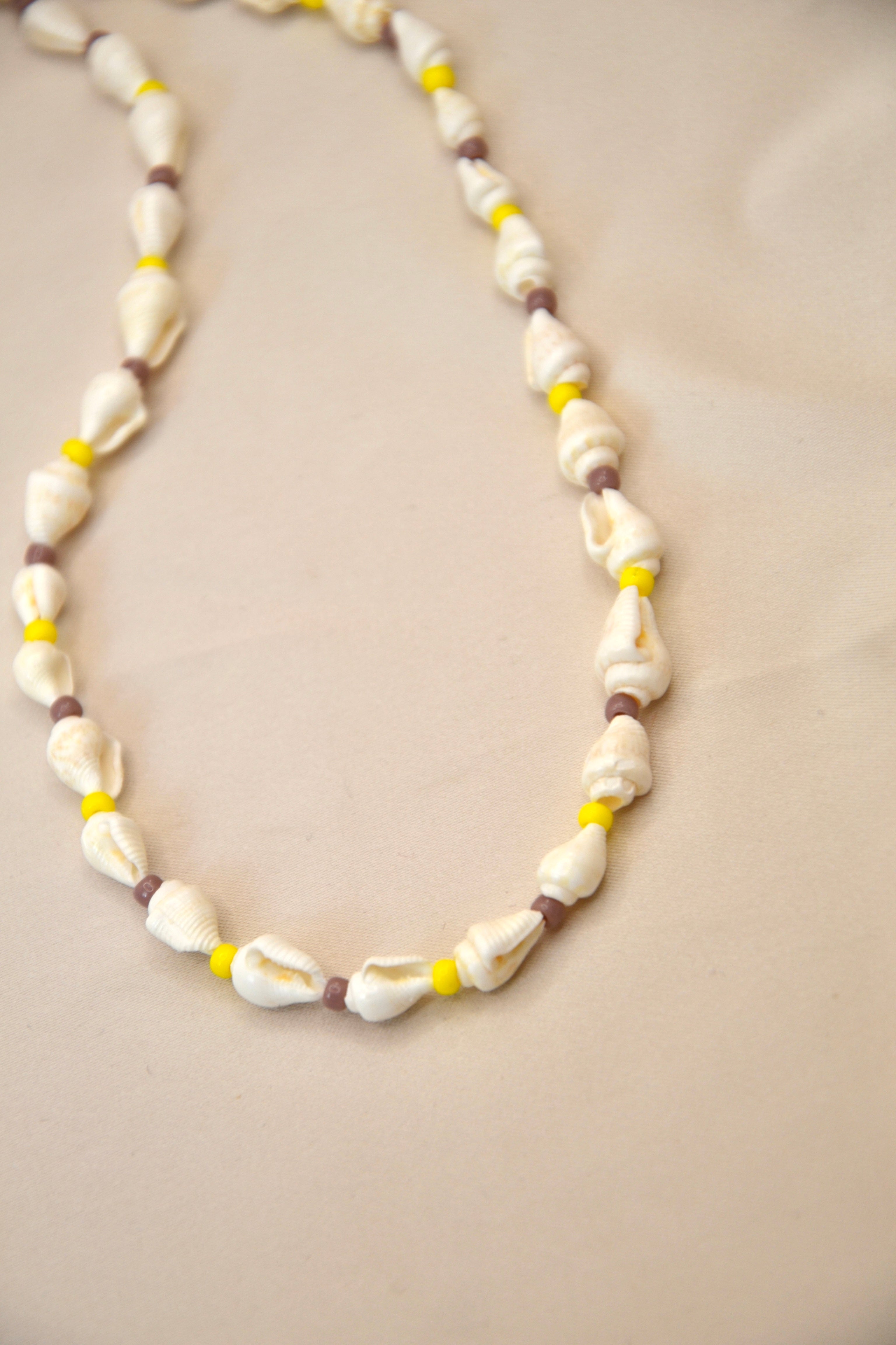 Collier de coquillages lilas & jaune