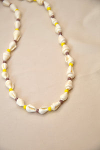 Collier de coquillages lilas & jaune