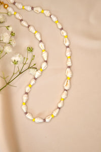 Collier de coquillages lilas & jaune